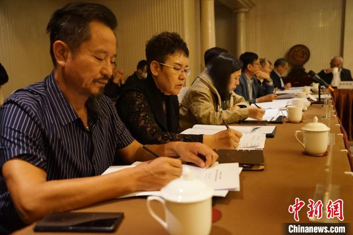 圖為座談會現(xiàn)場?！∨擞隄?攝