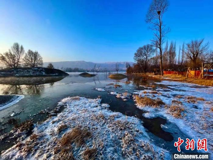 青海黃河岸畔：冰凌在河面作畫(huà)，幽靜美麗
