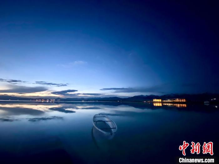 圖為茶卡天空壹號景區(qū)?！±罱瓕?攝