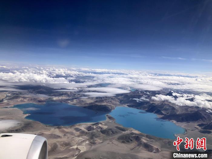 西藏阿里到拉薩航班途經(jīng)的高原湖泊?！?lt;a target='_blank' href='/'><p  align=