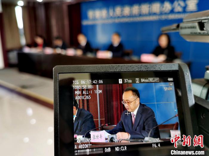 圖為青海省水利廳廳長張世豐參加新聞發(fā)布會?！?zhí)砀?攝