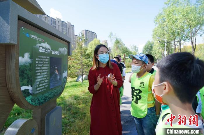 圖為小朋友在青海西寧湟水國家濕地公園內(nèi)學(xué)習(xí)濕地知識?！●R銘言 攝