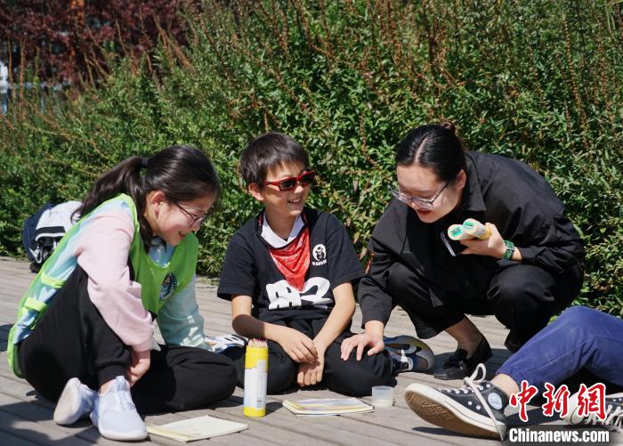 圖為小朋友在青海西寧湟水國家濕地公園內(nèi)認(rèn)識植物并進行繪畫?！●R銘言 攝
