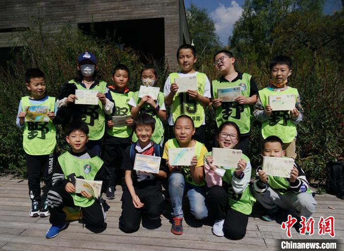 圖為小朋友展示學(xué)習(xí)成果?！●R銘言 攝