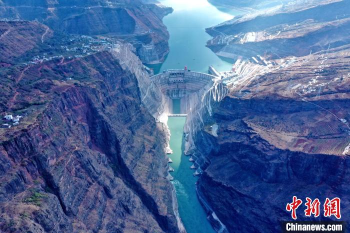 圖為白鶴灘水電站大壩全景圖?！∷娝木止﹫D