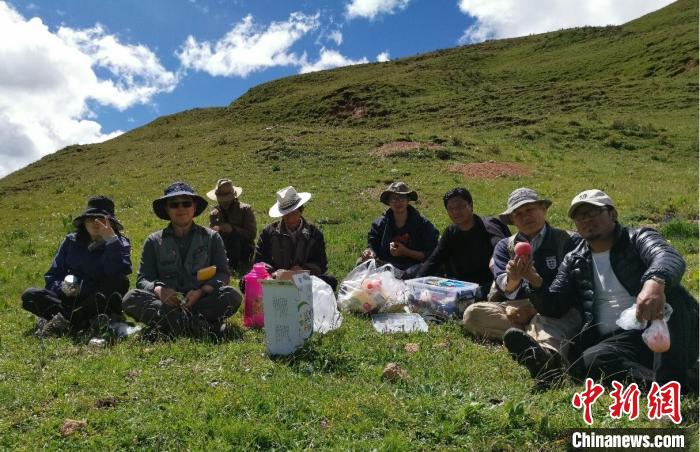 科研團(tuán)隊(duì)在熱魯盆地工作合影?！≈锌圃呵嗖馗咴?供圖