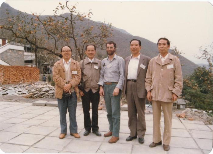 1987年早期脊椎動物國際研討會在中國舉行，劉玉海先生(右一)與中外同行專家合影?！avin Young(澳大利亞) 供圖
