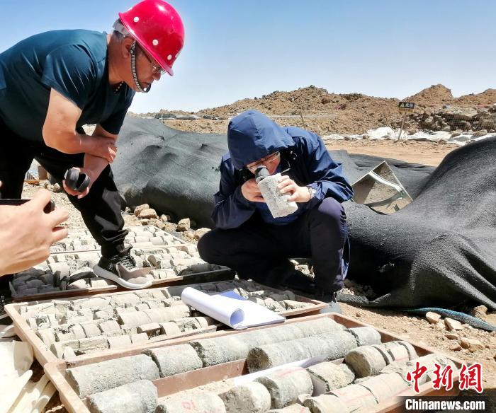 圖為地質(zhì)專家觀察含鹽地層。(資料圖) 柴綜院 供圖