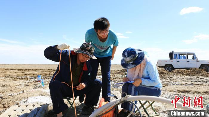 圖為專家測(cè)量鹽湖鹵水水位。(資料圖) 柴綜院 供圖