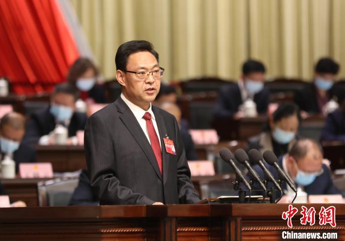 圖為青海省西寧市人民政府代市長石建平作政府工作報告。　祁增蓓 攝