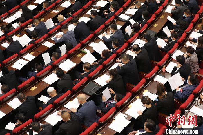 圖為會議現(xiàn)場，參會代表正在聽取政府工作報告。　祁增蓓 攝