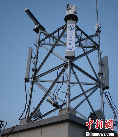 資料圖為建在龍羊峽湖區(qū)內(nèi)的5G基站?！∏嗪Ｒ苿?dòng)海南分公司供圖