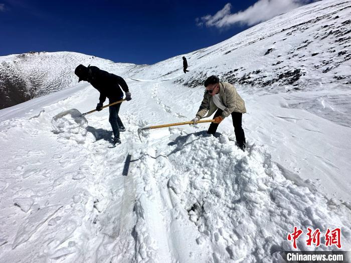 圖為生態(tài)管護人員在巡護道路上清雪?！《“瓦_杰 攝