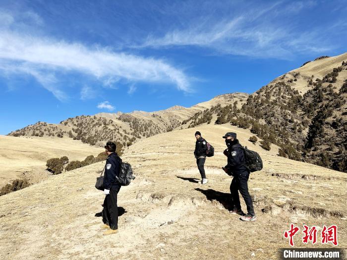 圖為生態(tài)管護人員開展巡護?！《“瓦_杰 攝