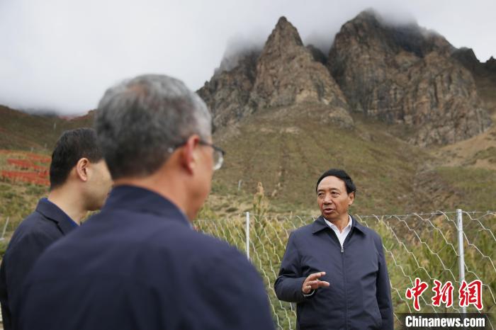 圖為西藏自治區(qū)人大常委會(huì)副主任、拉薩南北山綠化指揮部副總指揮江白(右)?！∝暣_ 攝