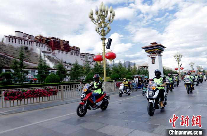 圖為2023年極地G219集結(jié)賽暨金卡納場(chǎng)地賽選手途經(jīng)拉薩布達(dá)拉宮。　游牧地球供圖