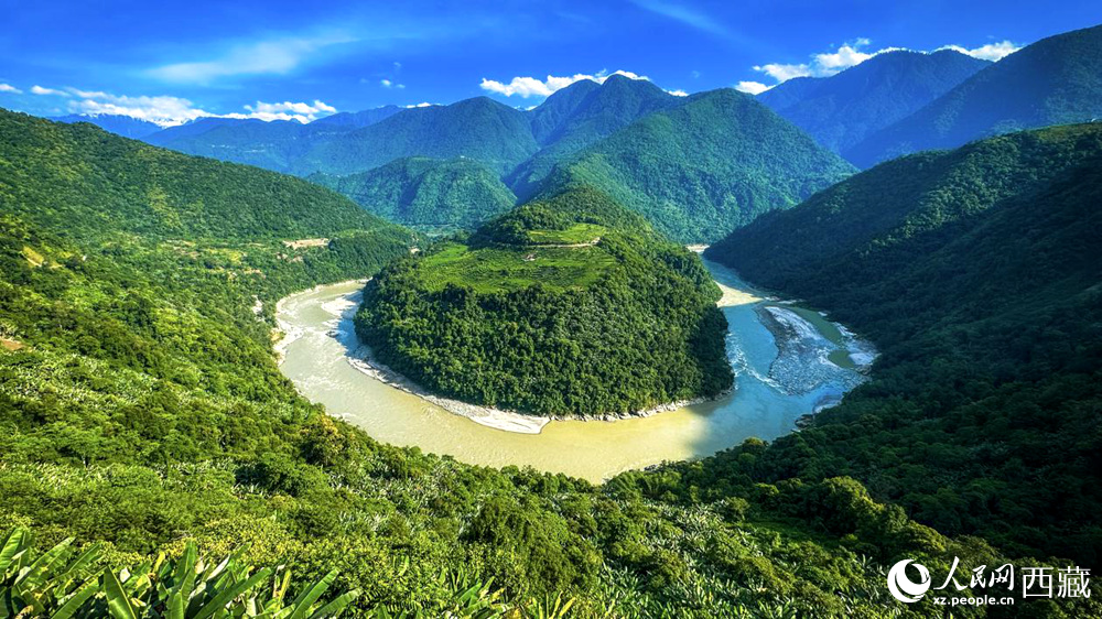 風(fēng)景秀麗、植被繁茂的西藏林芝市墨脫縣果果塘大拐彎。人民網(wǎng)記者 次仁羅布攝