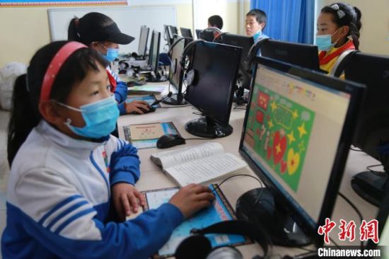 圖為鄉(xiāng)村學校少年宮的孩子們正在上電腦課?！〔抛尡尽z