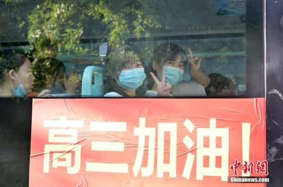 資料圖：2020年7月，廣西南寧沛鴻民族中學(xué)內(nèi)，高三學(xué)生乘坐高考專車前往考點(diǎn)。 中新社記者 俞靖 攝