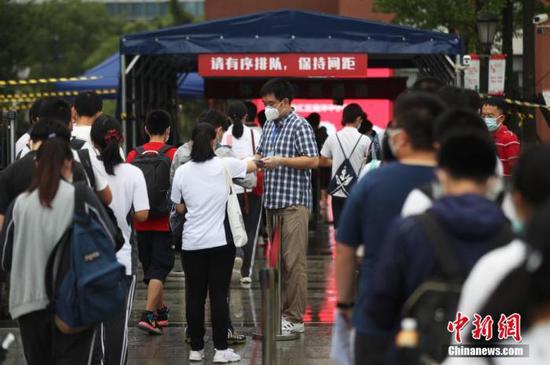 資料圖：2020年7月，上?？忌饺敫呖伎紙?。張亨偉 攝