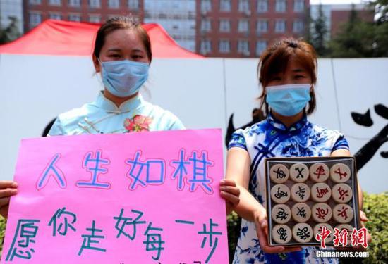 資料圖：2020年7月河南鄭州一高考考點(diǎn)，考生家長送考 中新社記者 王中舉 攝