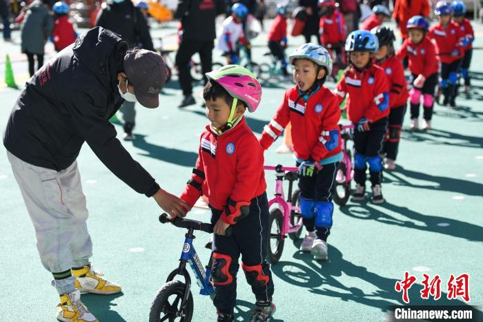 圖為拉薩市實驗幼兒園孩子們在教練的指導(dǎo)下練習(xí)滑步車。　何蓬磊 攝
