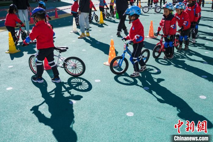 圖為拉薩市實驗幼兒園孩子們正在練習(xí)滑步車?！『闻罾?攝