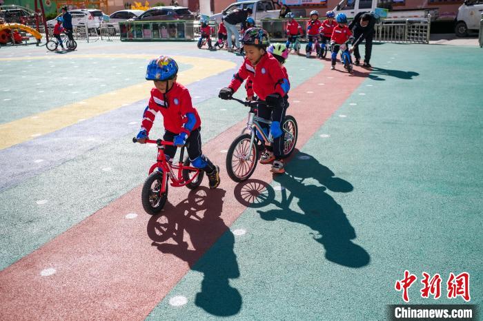 圖為拉薩市實驗幼兒園孩子們正在練習(xí)滑步車?！『闻罾?攝