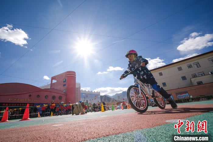 圖為拉薩市實驗幼兒園孩子們正在練習(xí)滑步車。　何蓬磊 攝