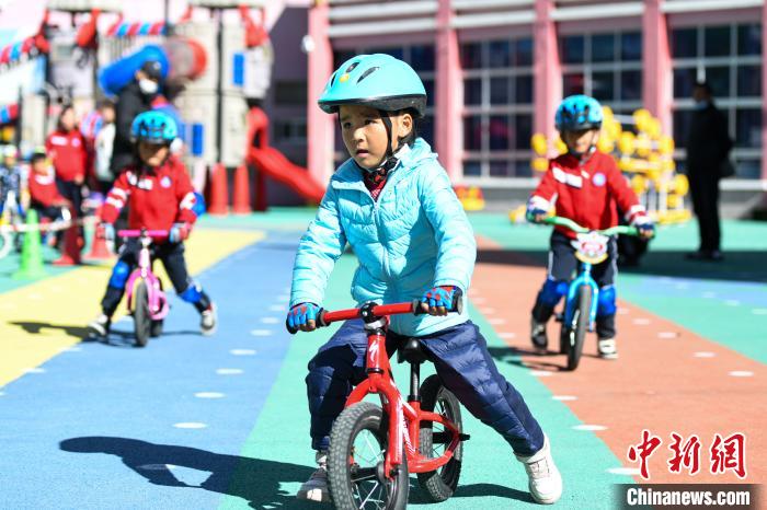 圖為拉薩市實驗幼兒園孩子們正在練習(xí)滑步車?！『闻罾?攝