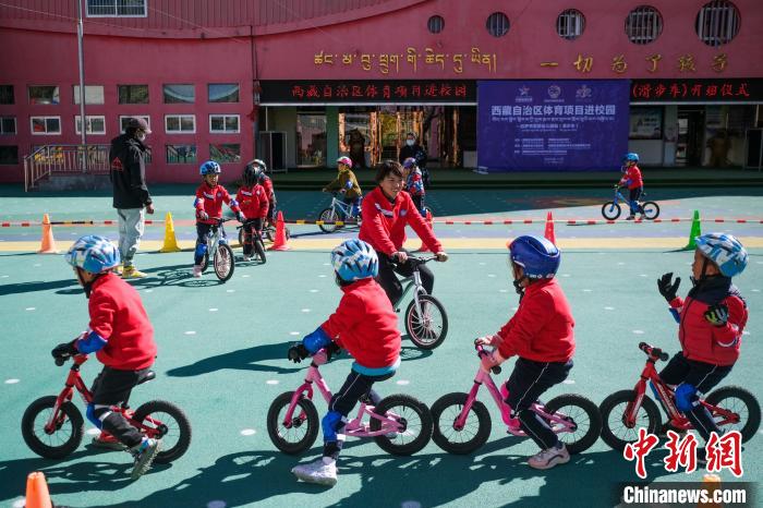 圖為拉薩市實驗幼兒園孩子們正在練習(xí)滑步車?！『闻罾?攝
