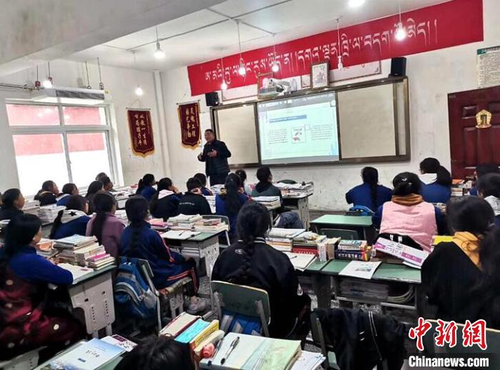 學(xué)生在免費(fèi)輔導(dǎo)班上課?！∧岈敵?攝
