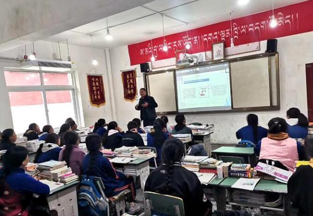 學生在免費輔導班上課?！∧岈敵?攝