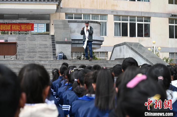 圖為西藏大學(xué)教授寧長春為中學(xué)生授課。　趙朗 攝
