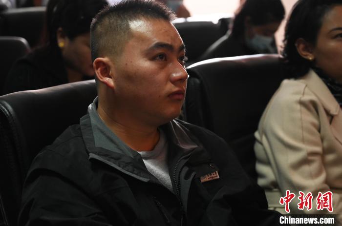 圖為企業(yè)工作人員參加講座。　趙朗 攝