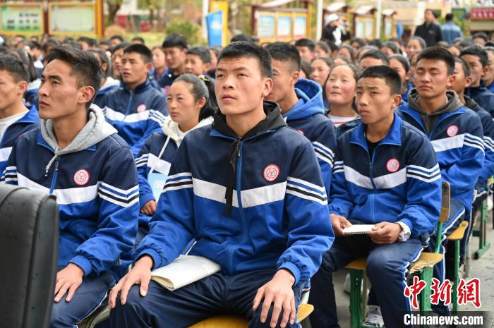 圖為昌都市第五高級中學(xué)學(xué)生參加授課?！≮w朗 攝