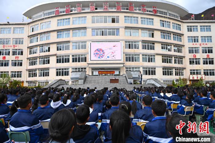 圖為昌都市第五高級中學(xué)全體學(xué)生參加授課?！≮w朗 攝