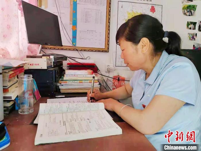 甘肅環(huán)縣“全能老師”堅(jiān)守“麻雀學(xué)?！保簩W(xué)生在，我就在