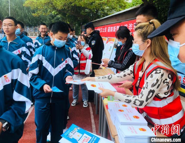 圖為西寧市法制宣傳進校園?！∥鲗幨谐俏鲄^(qū)供圖