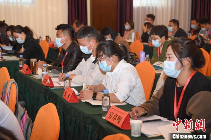 圖為第十五期全國預(yù)防青少年違法犯罪工作理論與務(wù)實高級研修班學(xué)員正在上課?！∝暩聛硭?攝