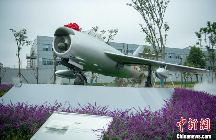 園林式戰(zhàn)斗機(jī)博物館內(nèi)展示的“殲5甲”飛機(jī)?！⒅铱?攝