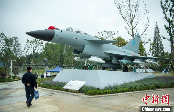 園林式戰(zhàn)斗機博物館內(nèi)展示的“殲10C”飛機?！⒅铱?攝