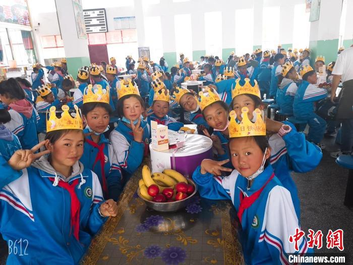 圖為加查縣安繞鎮(zhèn)小學(xué)學(xué)生集體過六一兒童節(jié)?！“怖@鎮(zhèn)小學(xué)供圖