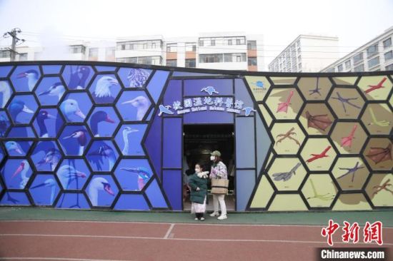 圖為西寧市第一中學濕地科普宣教館?！±罱瓕?攝