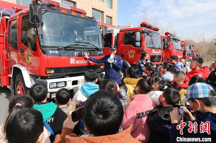 圖為消防員向小朋友們講解消防車?！铨埥?攝