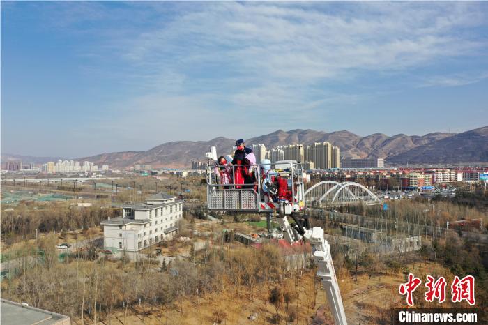 圖為小朋友在消防員的陪同下，體驗78米登高平臺消防車?！铨埥?攝