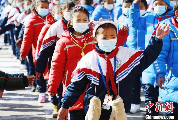 圖為學(xué)生跳起歡快的藏族舞蹈迎接新學(xué)期?！●R銘言 攝