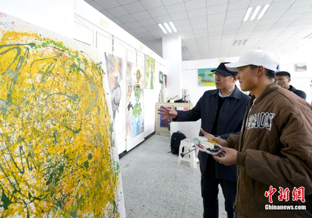 劉洋在課堂上指導(dǎo)學生繪畫技巧。<a target='_blank' href='/'><p  align=