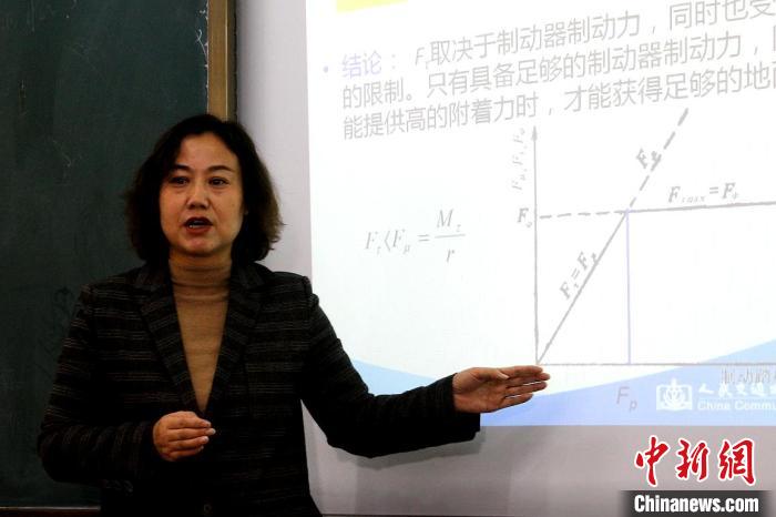圖為李富香給學(xué)生上理論課。(資料圖) 青海省教育廳供圖