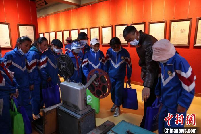 資料圖為玉樹市第四完小學生參觀鑄牢中華民族共同體意識主題展?！『F龍 攝
